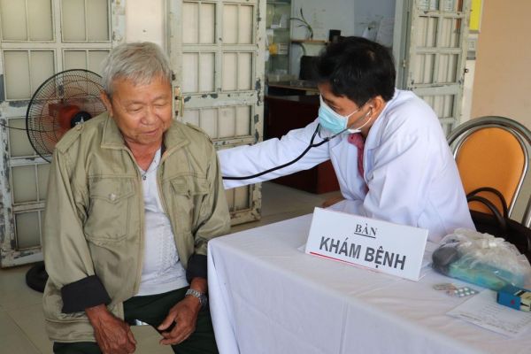 Cụm thi đua số 1: Tư vấn sức khỏe, khám bệnh, phát thuốc miễn phí tại xã Tân Hưng