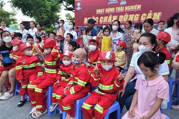 Đà Nẵng: Trẻ em ung thư lần đầu được trải nghiệm robot cứu hỏa hiện đại nhất