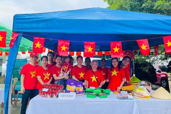 Đại sứ quán Việt Nam tại Sri Lanka tham gia Hội chợ từ thiện quốc tế năm 2023