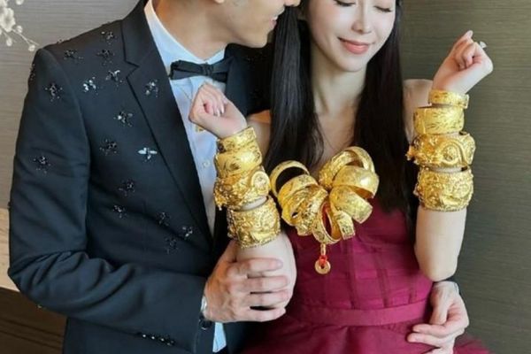 Đám cưới xa hoa của Quan Sở Diệu gây sốt, vợ kém 11 tuổi đeo 18 chiếc vòng vàng