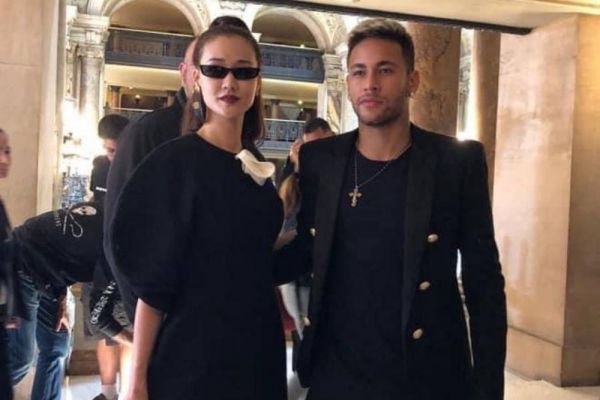 Diện váy quá ôm, 'mỹ nữ Việt sánh vai cùng Neymar' luống cuống, suýt 'vồ ếch' trên thảm đỏ