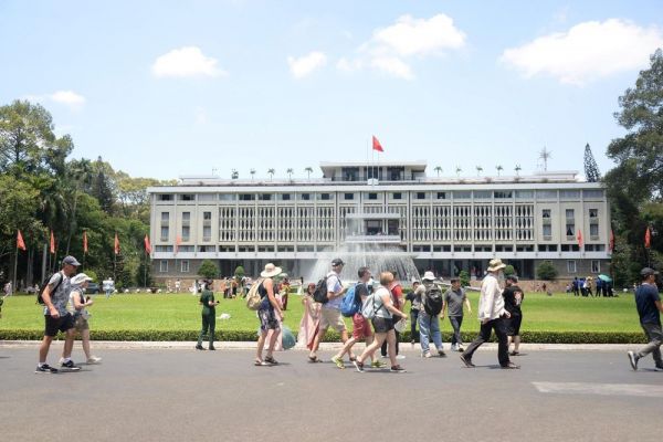 Đông đảo người dân tìm đến các điểm vui chơi tại thành phố Hồ Chí Minh trong ngày 30-4