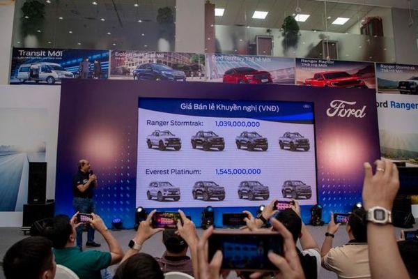 Ford Everest Platinum và Ranger Stormtrak chính thức ra mắt thị trường Việt Nam
