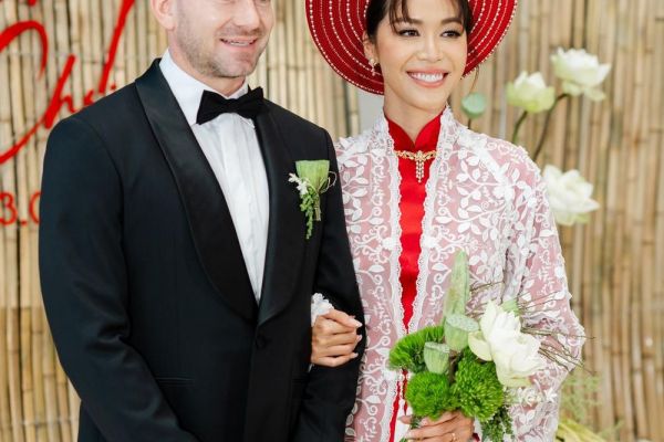 Gần nửa showbiz Việt mặc đồ đen dự cưới, tặng vàng cho Minh Tú