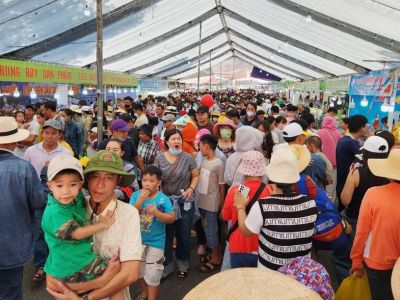 Hàng nghìn du khách đổ xô đến Cần Thơ xem bánh xèo siêu to 3 m