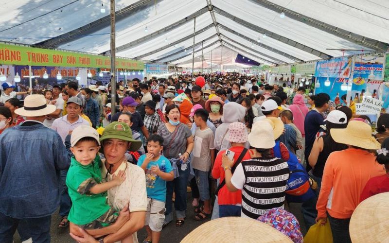 Hàng nghìn du khách đổ xô đến Cần Thơ xem bánh xèo siêu to 3 m