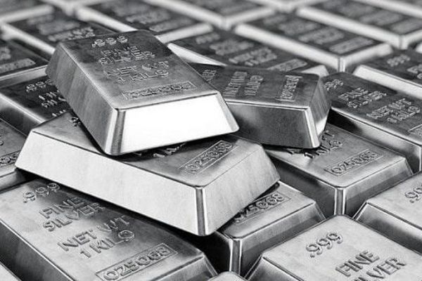 Hiệu ứng giá vàng tăng kỷ lục đẩy giá bạc và bạch kim lên cao hơn