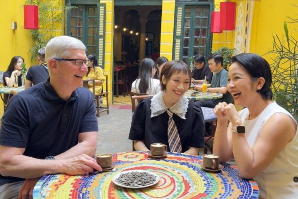 Hình ảnh Giám đốc điều hành Apple Tim Cook trải nghiệm tại Hà Nội