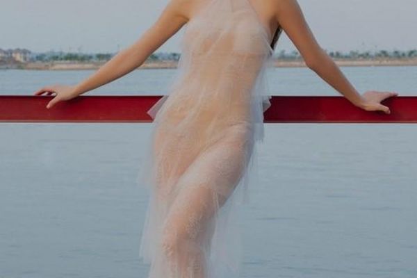 Hồ Ngọc Hà khoe vóc dáng 'đẹp như tạc tượng' trong váy xuyên thấu
