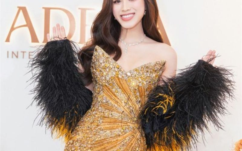 Hoa hậu Đỗ Hà cuốn hút với đầm hở vai, đọ sắc 'gái một con' Đỗ Mỹ Linh, Tú Anh