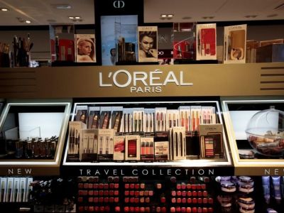 Hưởng lợi từ xu hướng người tiêu dùng ưa chuộng sản phẩm bình dân, doanh số bán hàng của mỹ phẩm L'Oreal tăng mạnh