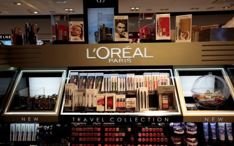 Hưởng lợi từ xu hướng người tiêu dùng ưa chuộng sản phẩm bình dân, doanh số bán hàng của mỹ phẩm L'Oreal tăng mạnh