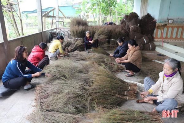 Khởi nghiệp thành công với mô hình sản xuất chổi trện ở Hương Sơn