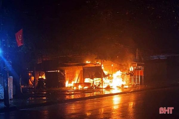 Ki-ốt kinh doanh vàng mã ở Hương Khê bốc cháy trong đêm