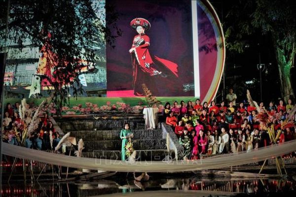 Kon Tum: 850 hội viên phụ nữ khoe dáng với áo dài thổ cẩm