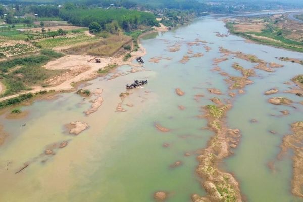 Kon Tum: Khai thác cát gây sạt lở nghiêm trọng sông Đăk Bla