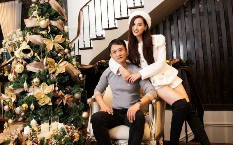 Lã Thanh Huyền và chồng đại gia đón Giáng sinh trong biệt thự triệu đô