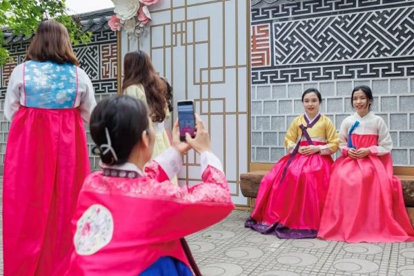 Lễ hội Con đường văn hóa Hàn Quốc: Trải nghiệm cách muối kimchi truyền thống