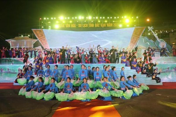 Màn múa bát của 1.000 diễn viên khai mạc 'Tuần Văn hóa - Du lịch' tỉnh Bắc Kạn
