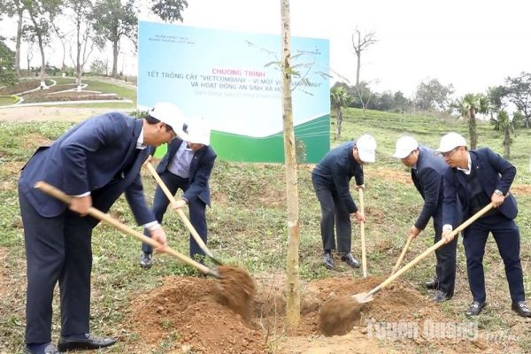 Ngân hàng TMCP Ngoại thương Việt Nam tổ chức chương trình Tết trồng cây 'Vietcombank - Vì một Việt Nam xanh' tại Tân Trào
