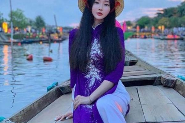 Người mẫu Hàn Quốc đến Hội An, diện áo dài xinh lung linh