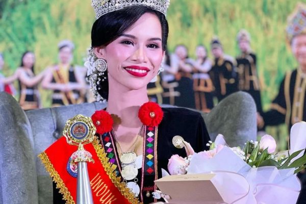 Nữ hoàng sắc đẹp Malaysia bị tước vương miện