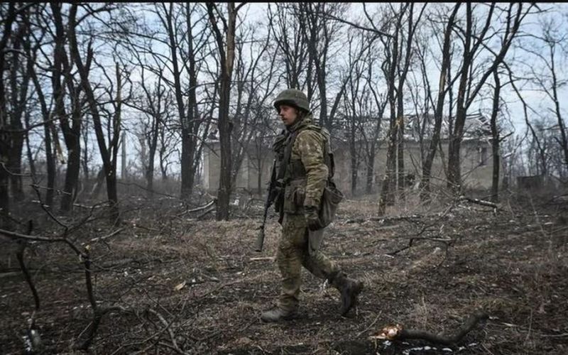 Quân Ukraine vứt bỏ công sự, rút lui ồ ạt ở phía tây Avdiivka