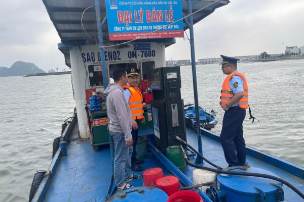 Quảng Ninh: Xử phạt 01 tàu vi phạm kinh doanh xăng dầu trên biển