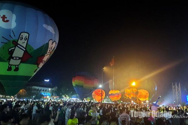 Sôi động Lễ hội ánh sáng khinh khí cầu