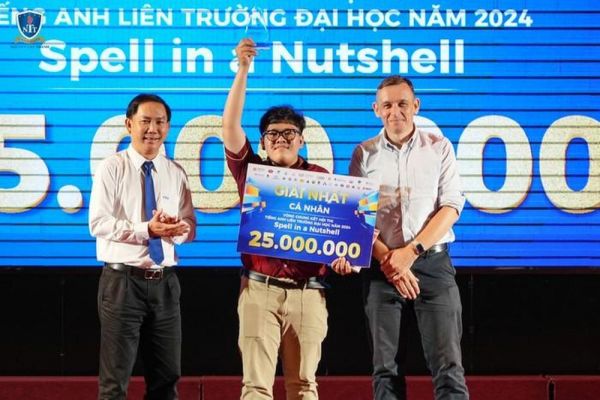 SV Trường ĐH Nguyễn Tất Thành giành Quán quân cuộc thi tiếng Anh liên trường ĐH