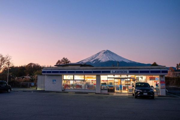 Thị trấn ở Nhật dựng màn đen 'che núi Phú Sĩ' ngăn du khách kéo tới ùn ùn