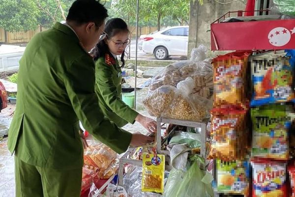 Thu giữ 5.000 gói bánh, kẹo không rõ nguồn gốc ở Nghệ An
