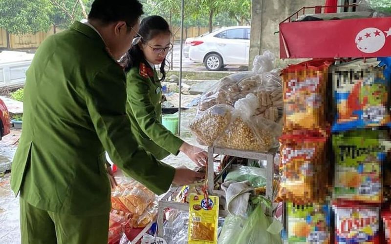 Thu giữ 5.000 gói bánh, kẹo không rõ nguồn gốc ở Nghệ An