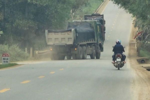 Tiềm ẩn nguy cơ tai nạn trên tuyến đường Hồ Chí Minh do xe chở đất