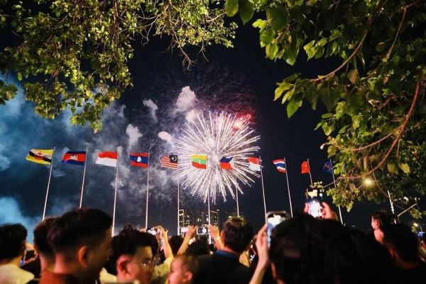 TP. Hồ Chí Minh: Màn pháo hoa rực rỡ chào mừng 49 năm Ngày giải phóng miền Nam, thống nhất đất nước
