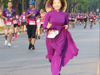 Tranh cãi hình ảnh nữ runner mặc áo dài tham gia giải chạy