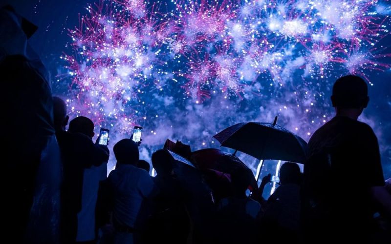 Trước ngày Giỗ Tổ Hùng Vương: Người dân 'đội mưa' ngắm pháo hoa rực sáng dưới mưa