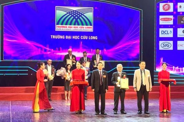 Trường ĐH Cửu Long nhận giải thưởng tốp 20 'Thương hiệu vàng'
