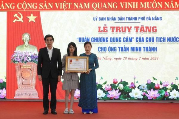 Truy tặng Huân chương Dũng cảm cho bảo vệ ngân hàng ở Đà Nẵng bị cướp đâm tử vong