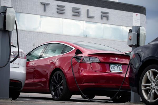 Vật lộn trong cuộc chiến thị phần, Tesla tiếp tục hạ giá bán trên toàn cầu
