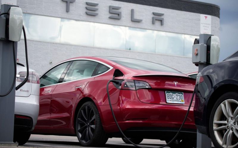 Vật lộn trong cuộc chiến thị phần, Tesla tiếp tục hạ giá bán trên toàn cầu