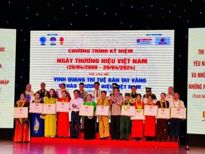 'Vinh quang trí tuệ Bàn tay vàng-Tự hào thương hiệu Việt Nam'