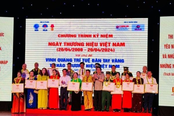'Vinh quang trí tuệ Bàn tay vàng-Tự hào thương hiệu Việt Nam'