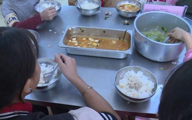 Vụ '11 học sinh ăn 2 gói mì tôm': Bộ GD&ĐT đề nghị xử nghiêm cá nhân liên quan